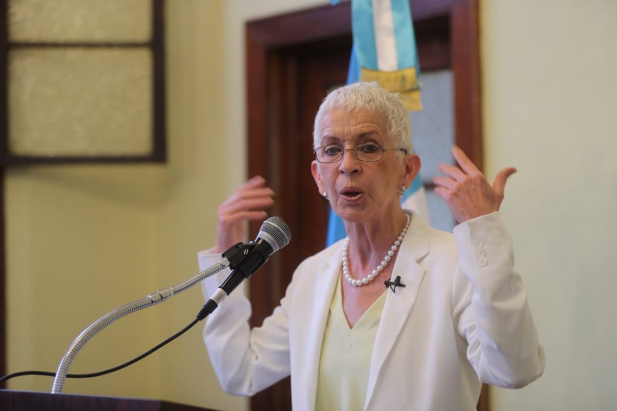 Adela de Torrebiarte, en conferencia de prensa. (Foto Prensa Libre: Erick Avila)