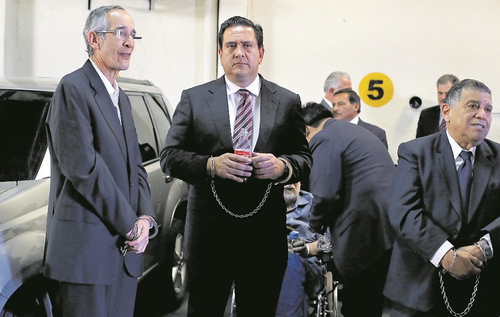 El expresidente Álvaro Colom y su ex secretario privado Gustavo Alejos, en una audiencia del caso Transurbano – un fraude al Estado, Etapa I-. (Foto Prensa Libre: Hemeroteca PL) 