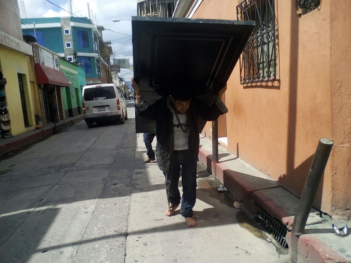 Andrés Rosales Zapeta es acusado de haberse robado una puerta. (Foto Prensa Libre: Héctor Cordero)