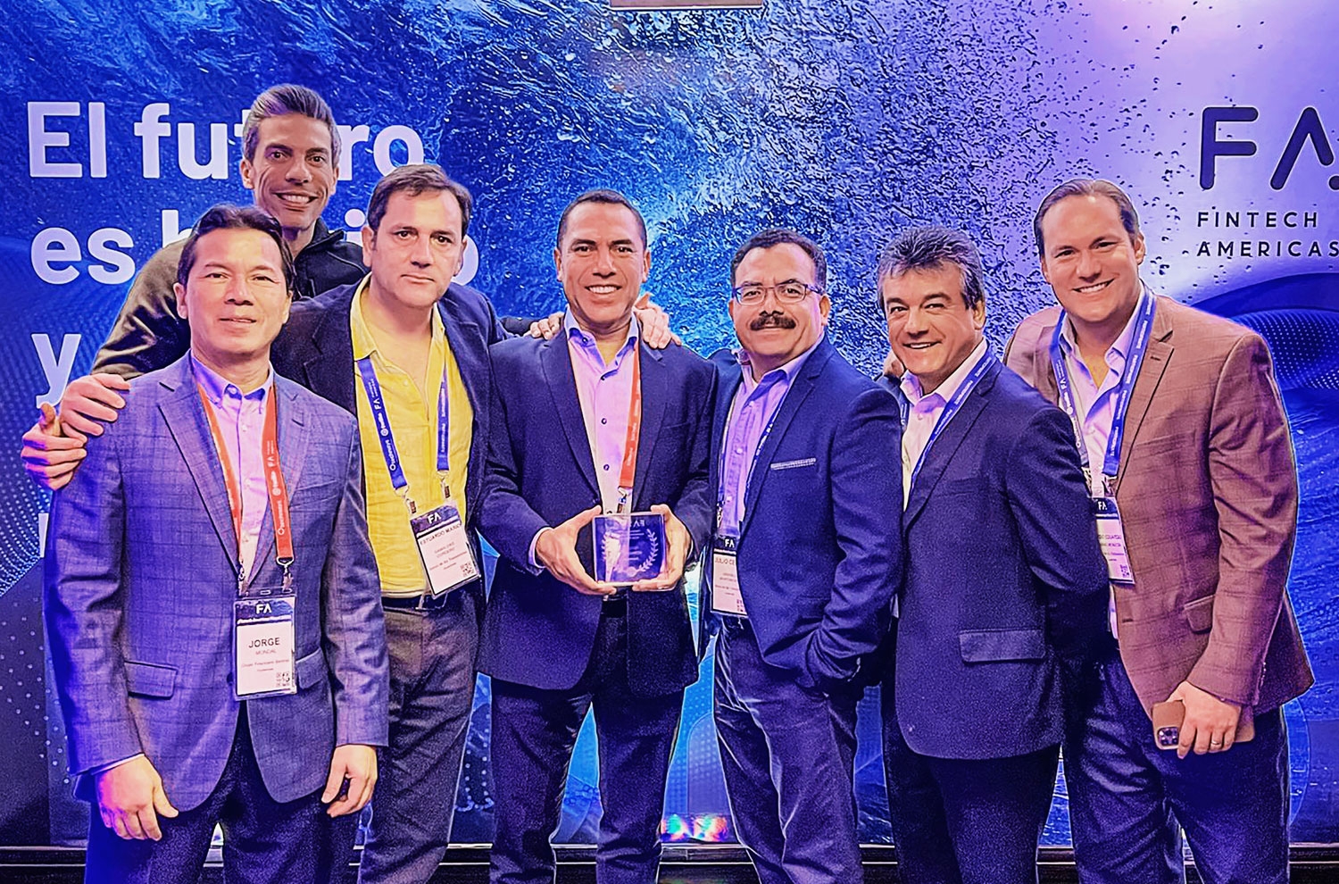 Hérnandez recibió el Premio País 2022. Lo acompañan Jorge Mondal, Presidente de Bantrab; Michel Caputi, Director de Visión y Estrategia; y los miembros de Junta Directiva Estuardo Gamalero, Julio Ordóñez, Edwin Méndez y Sergio Romano.