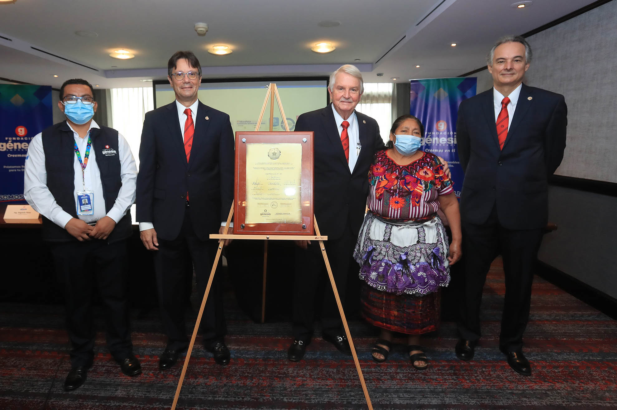 Durante el evento se develó el acta conmemorativa del 33 aniversario de Fundación Génesis Empresarial. Foto: Juan Diego González.