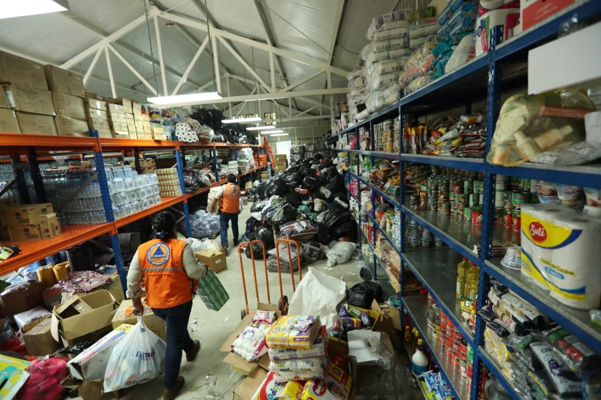 Esta es la tarea de la Conred en las bodegas que almacenan la ayuda para los damnificados. (Foto Prensa Libre: Esbin García)