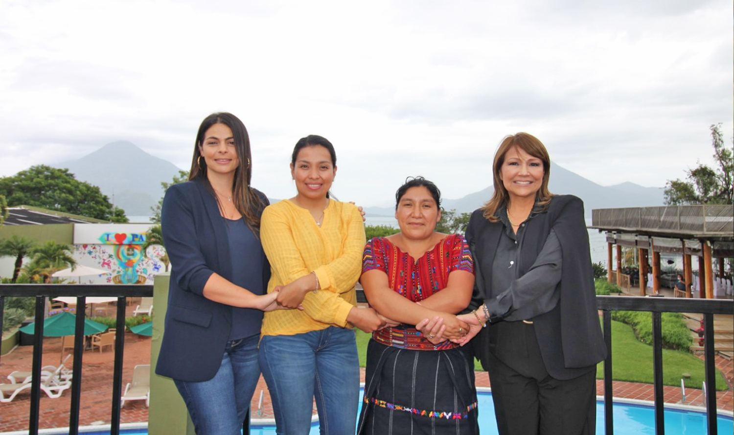 De izquierda a derecha: Anna D'Apolito, directora de Asociación Amigas del Lago de Atitlán; Darlyn Salguero, gerente de Cooperativa Atitlán Recicla; Cindy Dionicio, presidenta de Cooperativa Atitlán Recicla y Rosa María de Frade, directora de Asuntos Corporativos de CBC. (Foto: María Fernanda Mérida). 