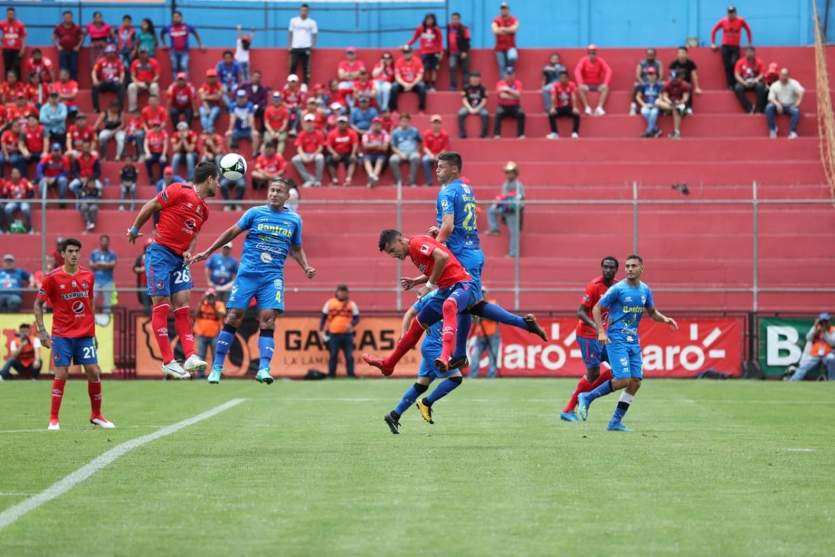 Municipal estuvo a 19 minutos de un amargo empate en el estadio El Trébol. (Foto Prensa Libre: Erick Ávila)