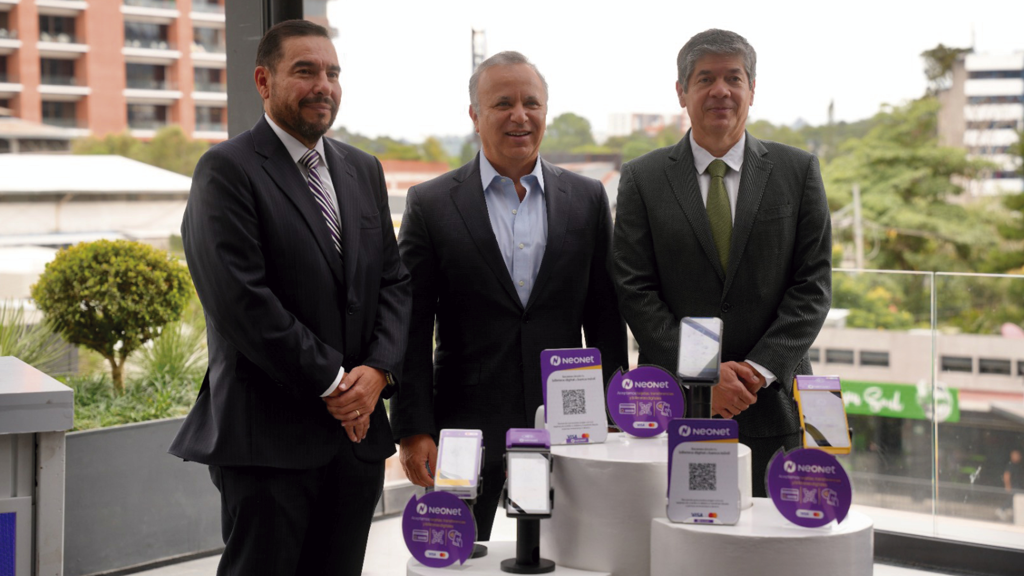 Mario Castrillo, Gerente General de NeoNet; Edgar Bran, Presidente de Junta Directiva de NeoNet; y Juan Carlos Martínez, Miembro de Junta Directiva de ICG.
