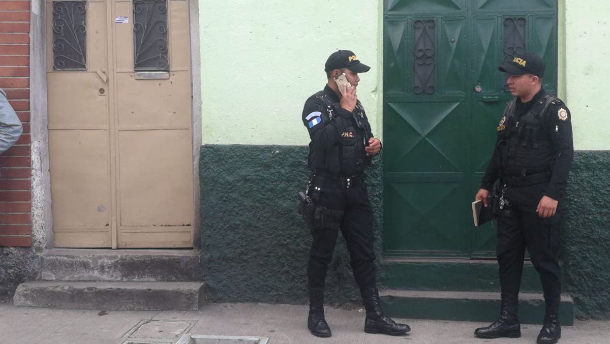 Autoridades de la PNC frente al domicilio de la menor (Foto Prensa Libre: Erick Ávila)