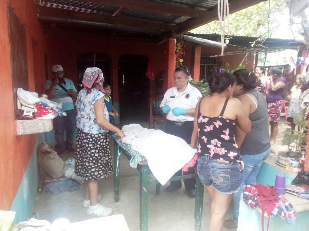 Familiares lamentan la muerte de Jani Yamilet Aldana, en Zacapa. (Foto Prensa Libre: Mario Morales).