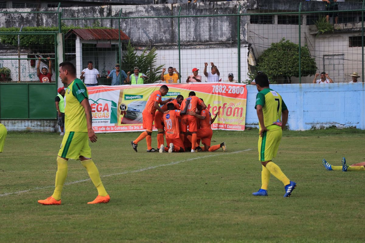 Los jugadores de Siquinalá festejan contra Chiantla. (Foto Prensa Libre: Carlos Enrique Paredes)