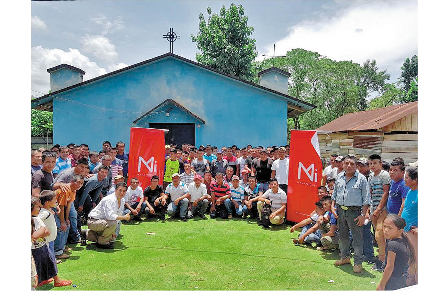 Mayaniquel entrega paneles solares a comunidades.