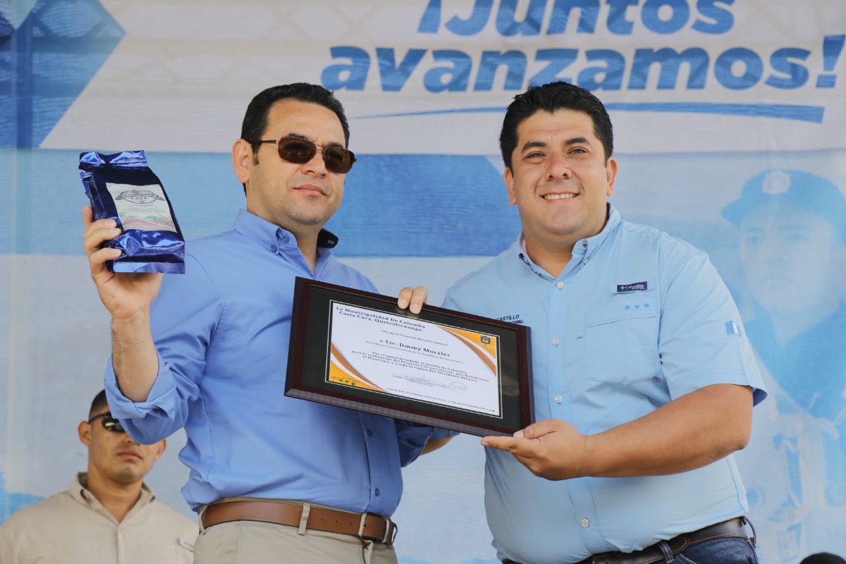 El presidente Jimmy Morales junto con el alcalde de Colomba Costa Cuca, Isildro Castillo, durante la inauguración de un tramo carretero. (Foto Prensa Libre: Twitter)