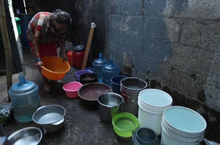 Vecinos de la colonia Atlántida, zona 18, racionan la poca agua que llega a sus hogares.