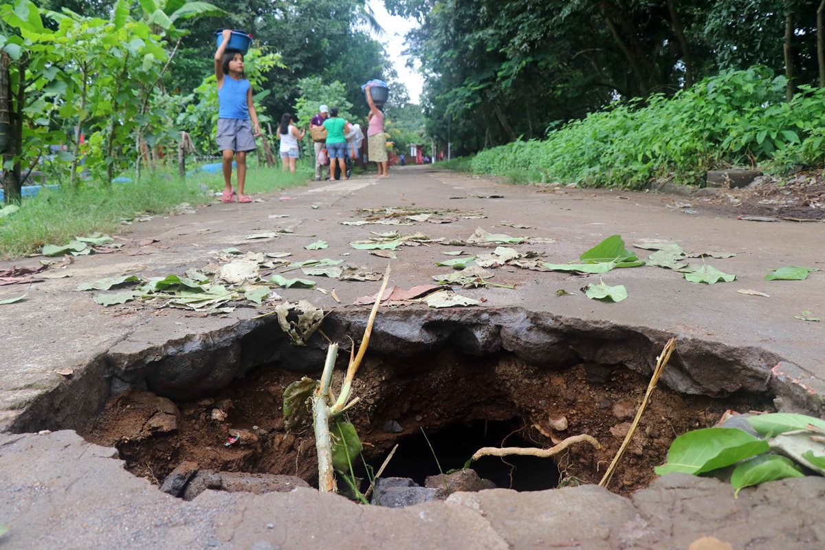 Los agujeros se formaron en el acceso al cantón Recuerdo Ocosito, Retalhuleu. (Foto Prensa Libre: Rolando Miranda)