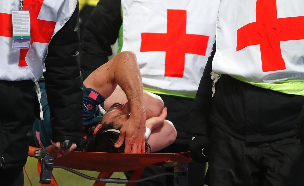 El lateral izquierdo abandonó el terreno de juego en el minuto 63 en camilla con claros síntomas de dolor tras intentar salvar un gol. (Foto Prensa Libre: EFE)