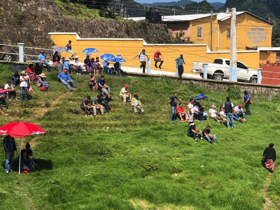 En este sector del estadio Municipal de Sololá fueron ubicados los aficionados de Quiché FC. (Foto Prensa Libre: Héctor Cordero)