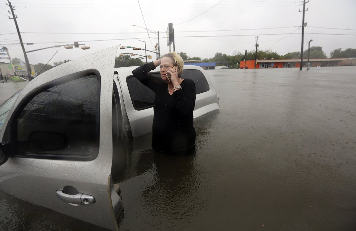 Rhonda Worthington habla a través de su teléfono móvil para solicitar ayuda al 911 al quedar varada en la lluvia.