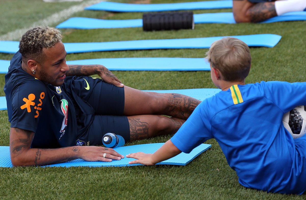 Lucca presenció todo el entrenamiento de Brasil y luego jugó con su padre. (Foto Prensa Libre: EFE)