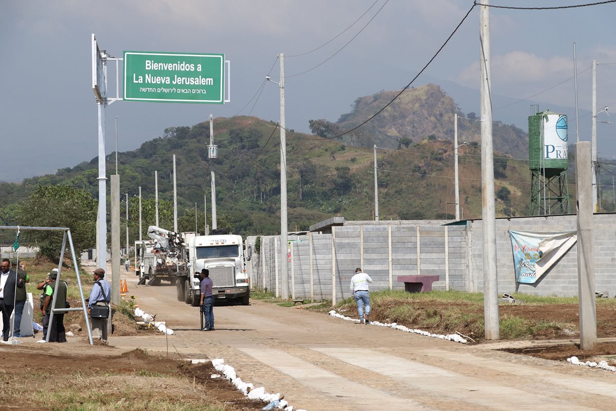 El gobierno de Israel construirá 45 casas que serán entregadas a familias damnificadas por el Volcán de Fuego. (Foto Prensa Libre: Carlos Paredes)