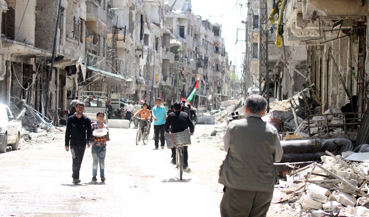 La ciudad afectada por el ataque está resguardada por las fuerzas militares de Assad. (Foto Prensa Libre EFE)