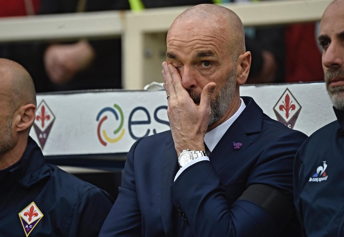 El entrenador de la Fiorentina, Stefano Pioli, no pudo contener sus lágrimas durante el minuto de silencio en memoria de Astori. (Foto Prensa Libre: EFE)