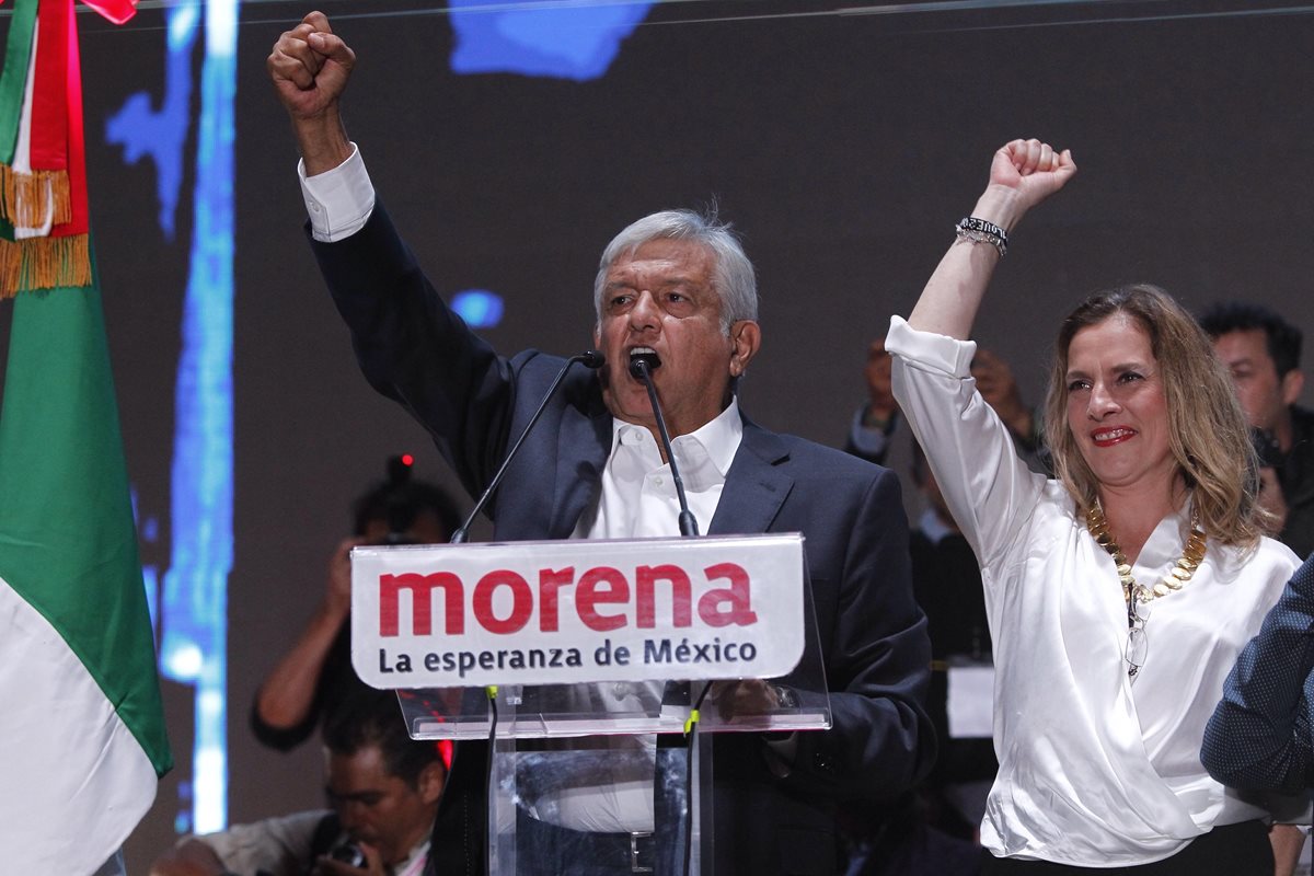 Andrés Manuel López Obrador juntoA su esposa Beatriz Gutiérrez Müller da un discurso en la Plaza de la Constitución tras conocer su triunfo. (EFE)