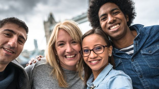 En las grandes ciudades la convivencia con gente de otras culturas facilita el aprendizaje de una lengua distinta a la materna o a la local. (GETTY IMAGES)