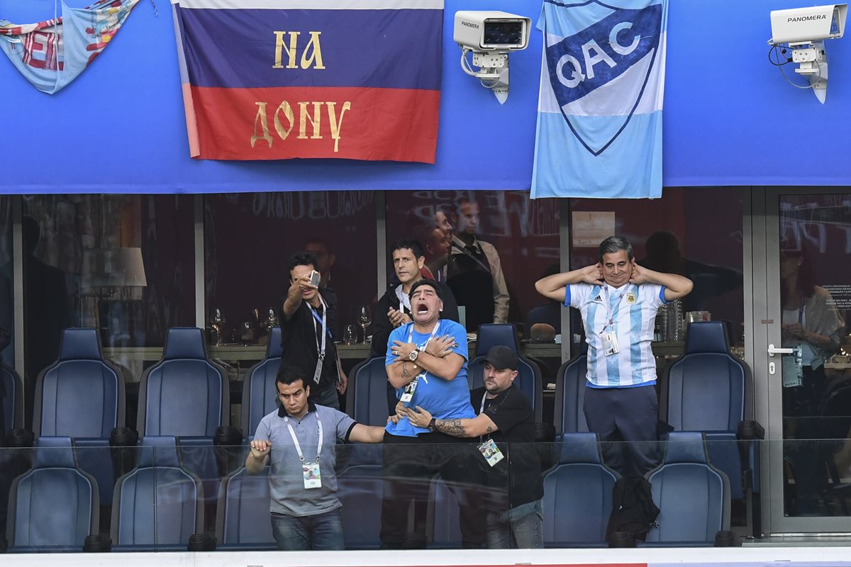 Este es el momento en el que Diego Maradona celebra el gol de Lionle Messi. (Foto Prensa Libre: AFP)