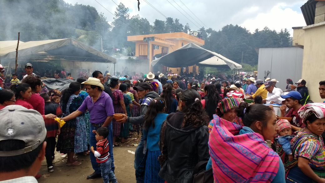 Durante el sepelio han llegado cientos de personas a San Juan Ostuncalco, Quetzaltenango, solidarizarse con los familiares de Claudia Gómez.