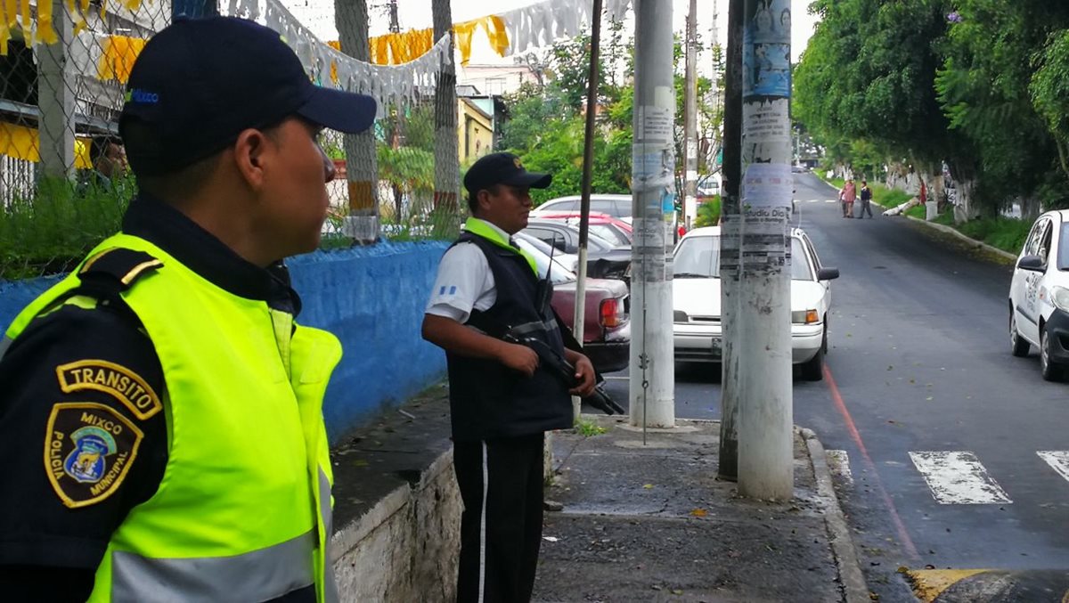 Policía Municipal resguardan la colonia Primero de Julio. (Foto Prensa Libre: Estuardo Paredes)