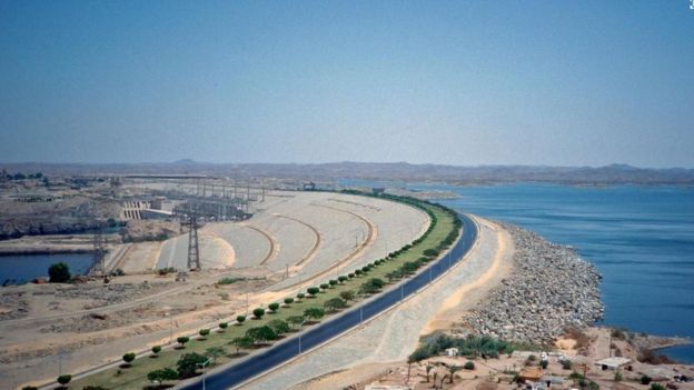 La construcción de una represa a lo largo del Río Nilo amenazó con sumergir los templos de Abu Simbel en el Lago Nasser. LLOYD CLUFF/GETTY IMAGES