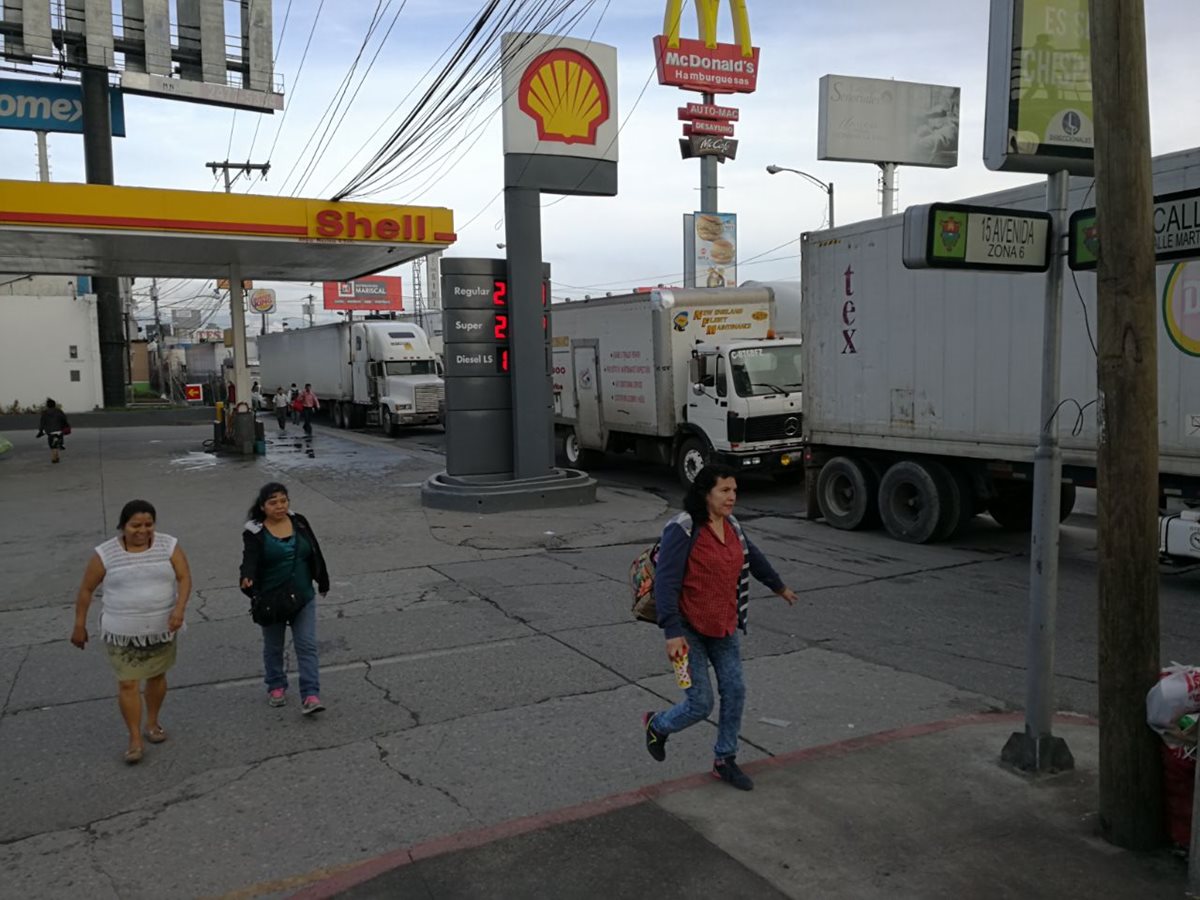 Varias personas han optado por caminar a sus destinos.