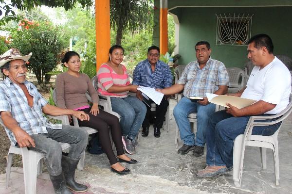Mario Humberto Aldana, segundo de derecha a izquierda, y parte de su corporación se reunen con líderes de El Chal.