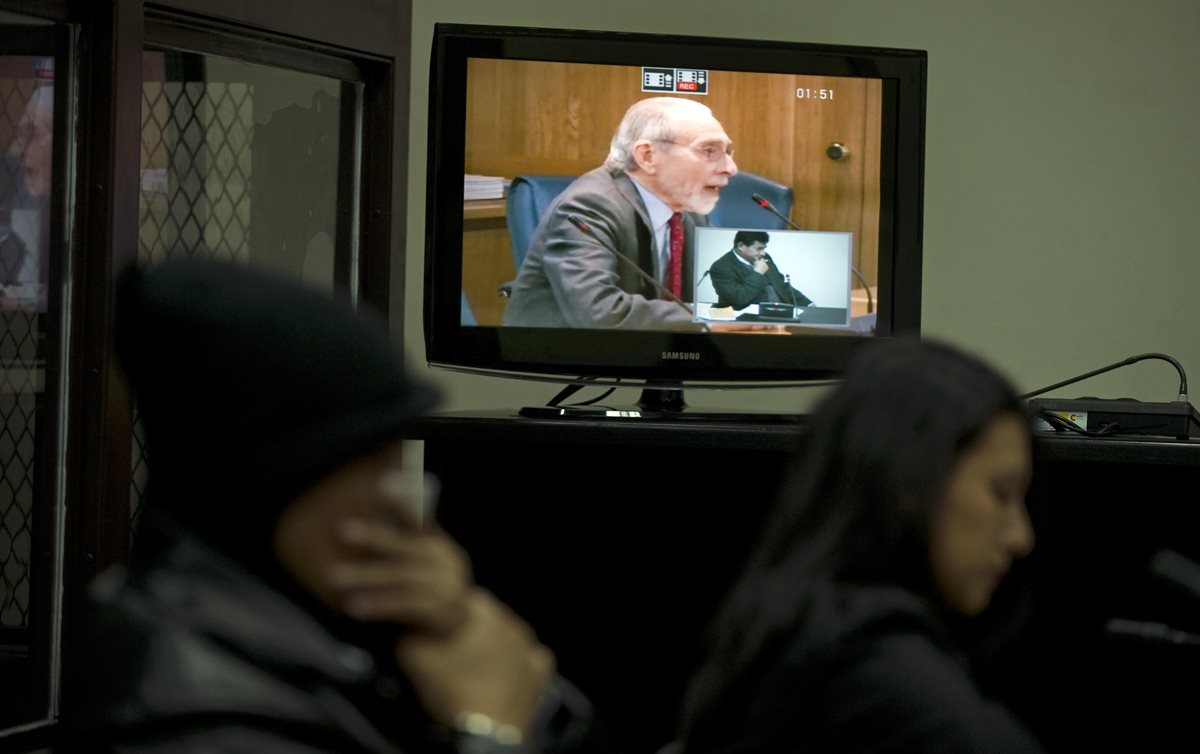 Máximo Cajal brinda su testimonio por videoconferencia desde España. Cajal se encontraba en la embajada al momento de la masacre en 1980 logrando escapar. Foto del 25/4/2012. (Foto: AFP)