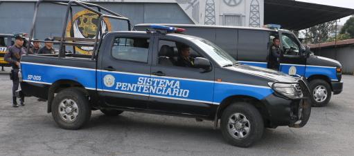 Un equipo del Sistema Penitenciario y PNC coordinaron el traslado del presunto narco traficante. (Foto Prensa Libre: Sistema Penitenciario)