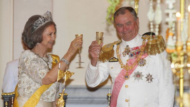 Reyes, reinas y príncipes: la reina Sofía de España y el príncipe Henrik de Dinamarca brindan en un banquete ofrecido por el rey Bhumibol Adulyadej de Tailandia en junio de 2006. (GETTY IMAGES).