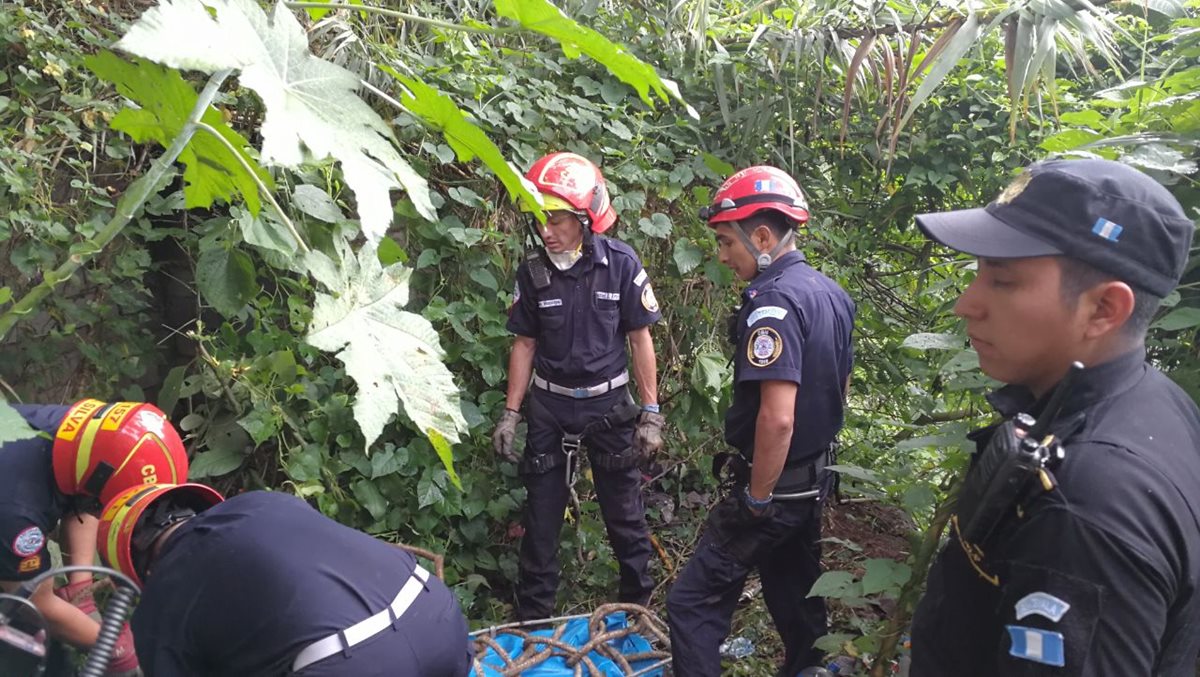 La mujer llevaba seis días de estar desaparecida, según informó la PNC. (Foto Prensa Libre: Estuardo Paredes)