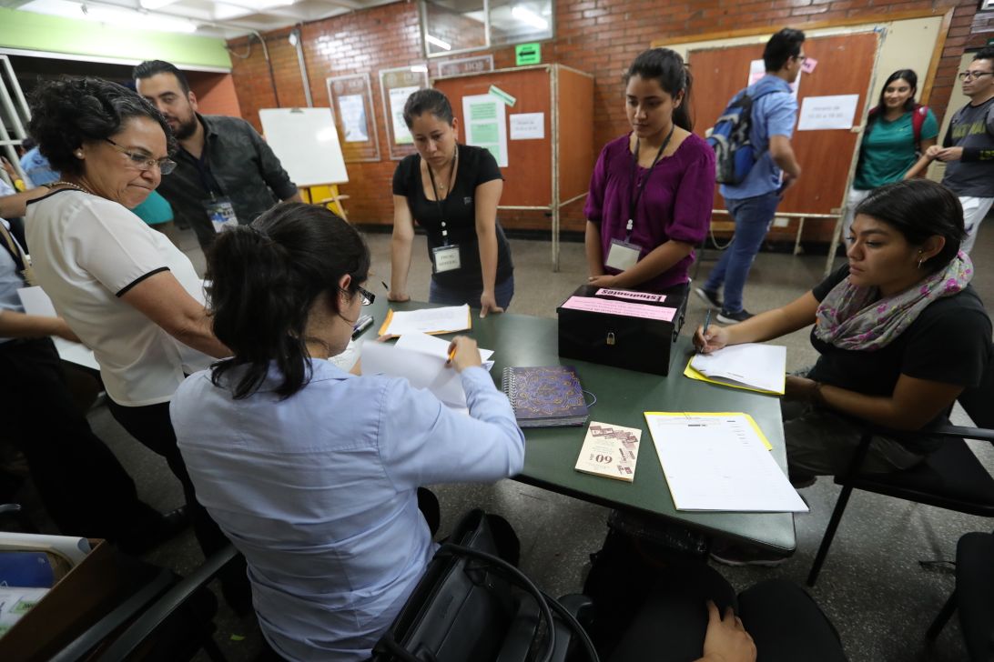 Recuento de votos en las mesas de votación, de las distintas unidades académicas.