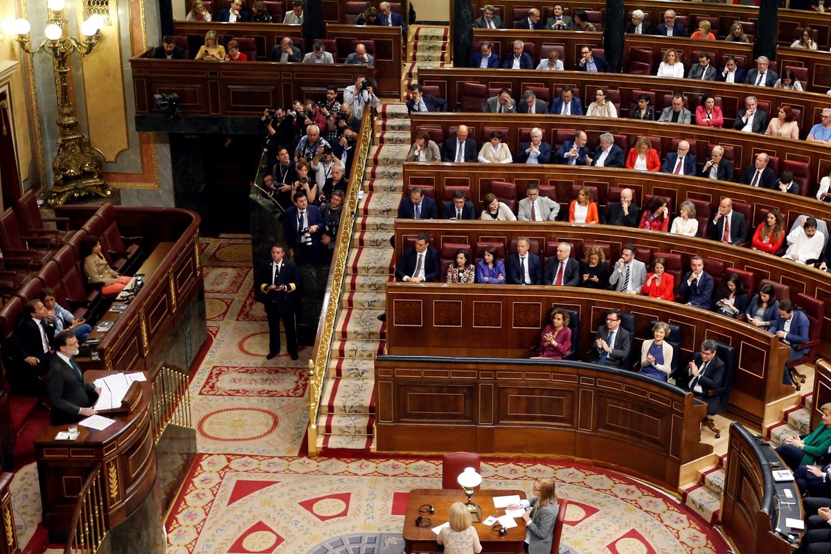 Mariano Rajoy (i) interviene en la primera jornada de la moción de censura. (EFE).