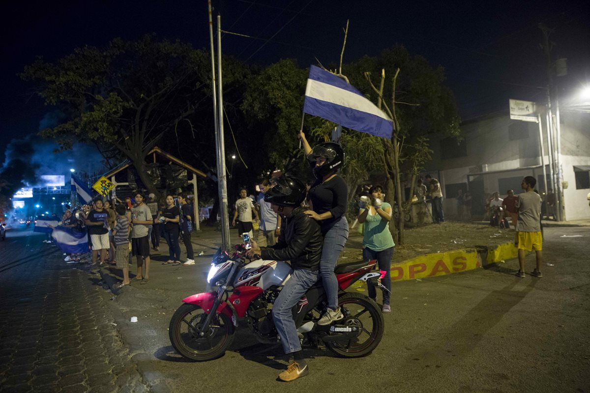 Las manifestaciones en Nicaragua contra reformas al Seguro Social han dejado varios muertos y decenas de heridos.(Foto Prensa Libre: EFE)