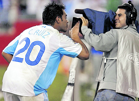 Carlos Ruiz festeja frente a la cámara, después de haber marcado con la camiseta bicolor. (Foto Prensa Libre: Hemeroteca PL)