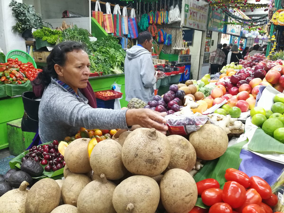 La fruta para la elaboración del tradicional ponche registró un incremento, según comerciantes del mercado Central, sin embargo, consumidores opinaron que a pesar de ese ajuste van adquirir los productos. (Foto Prensa Libre: Urías Gamarro)