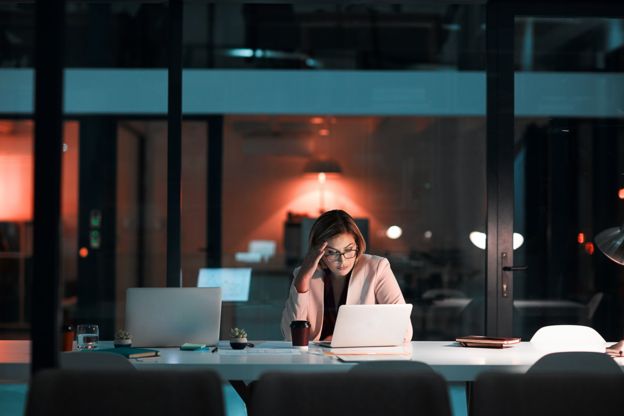 Las largas jornadas de trabajo afectan la salud de los empleados. GETTY