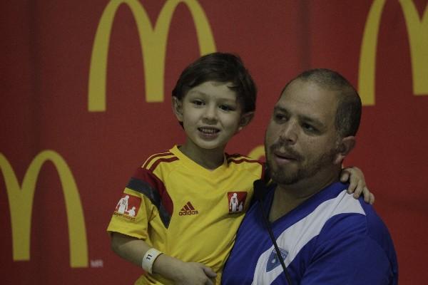 Agustín Illescas  intentó saludar a Messi.