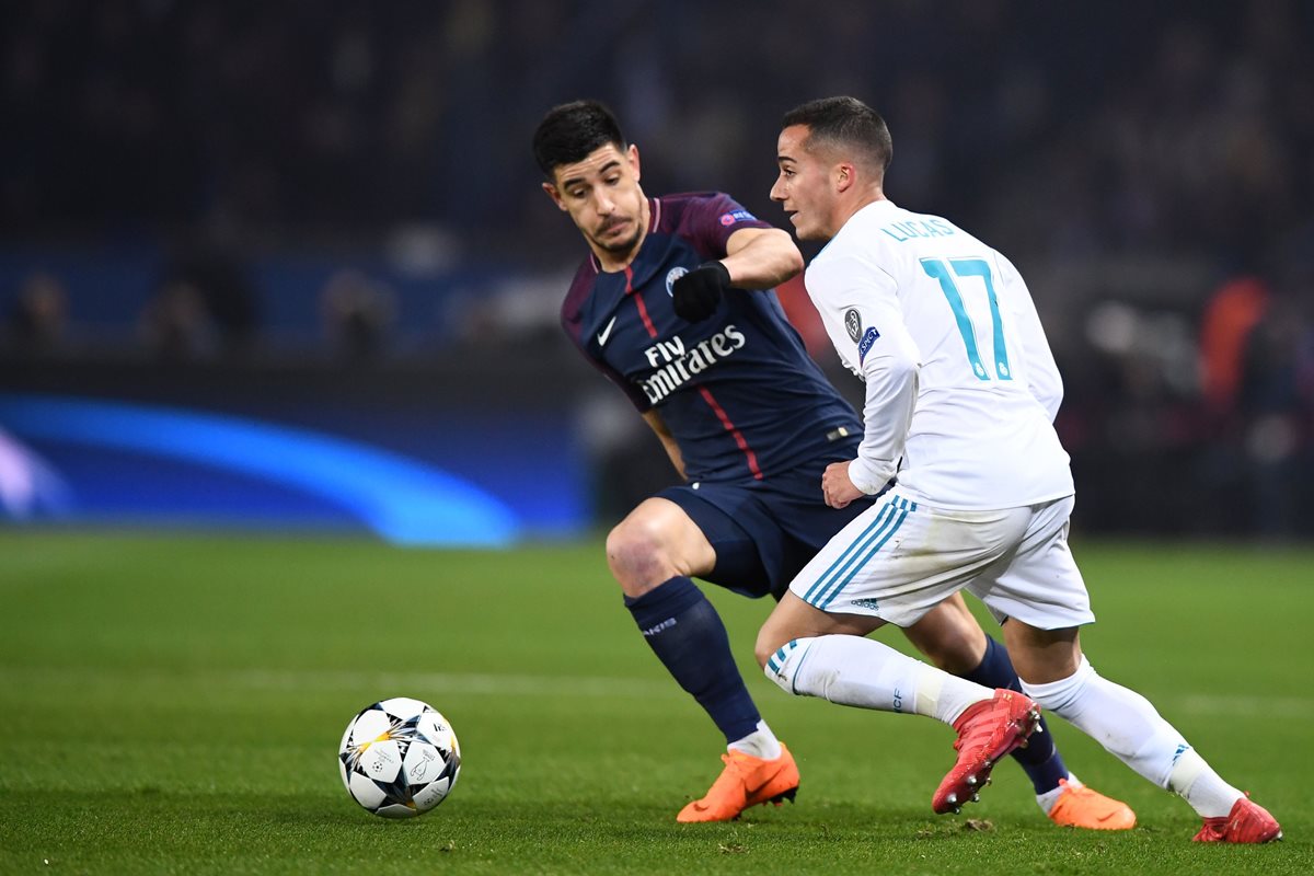 Lucas Vasquez conduce el balón ante la marca de Yuri Berchiche.