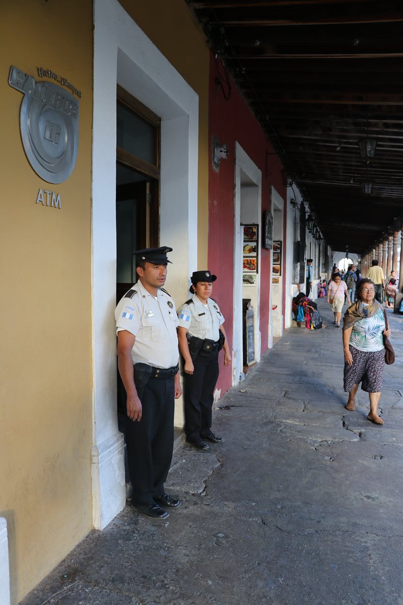 Autoridades hacen un llamado a las personas para que eviten portar mucho dinero en efectivo. (Foto Prensa Libre: Renato Melgar)