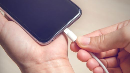 Los cargadores con garantías, generalmente más caros, tienen un chip que controla la potencia eléctrica que recibe tu teléfono. GETTY IMAGES