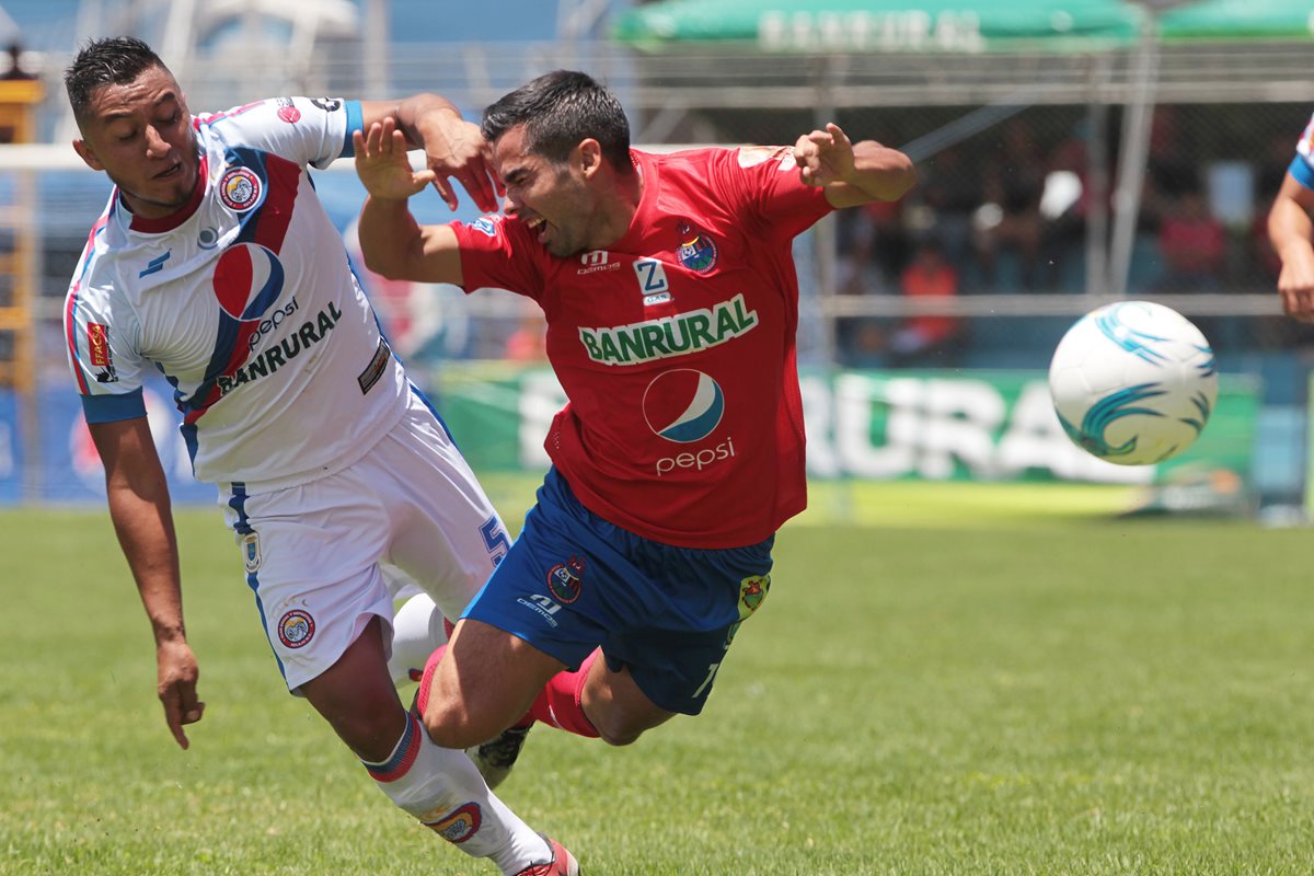 Acción durante el partido disputado en El Trébol, entre Municipal y Xelajú MC. (Foto Prensa Libre: Norvin Mendoza)