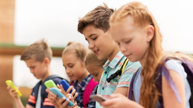 Algunos estudios sostienen que el uso excesivo del celular puede repercutir en la salud mental. GETTY IMAGES