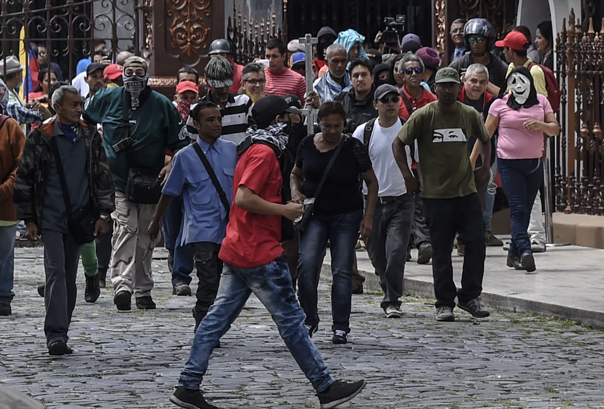 Las personas que han ingresado al parlamento son de los denominados colectivos chavistas.