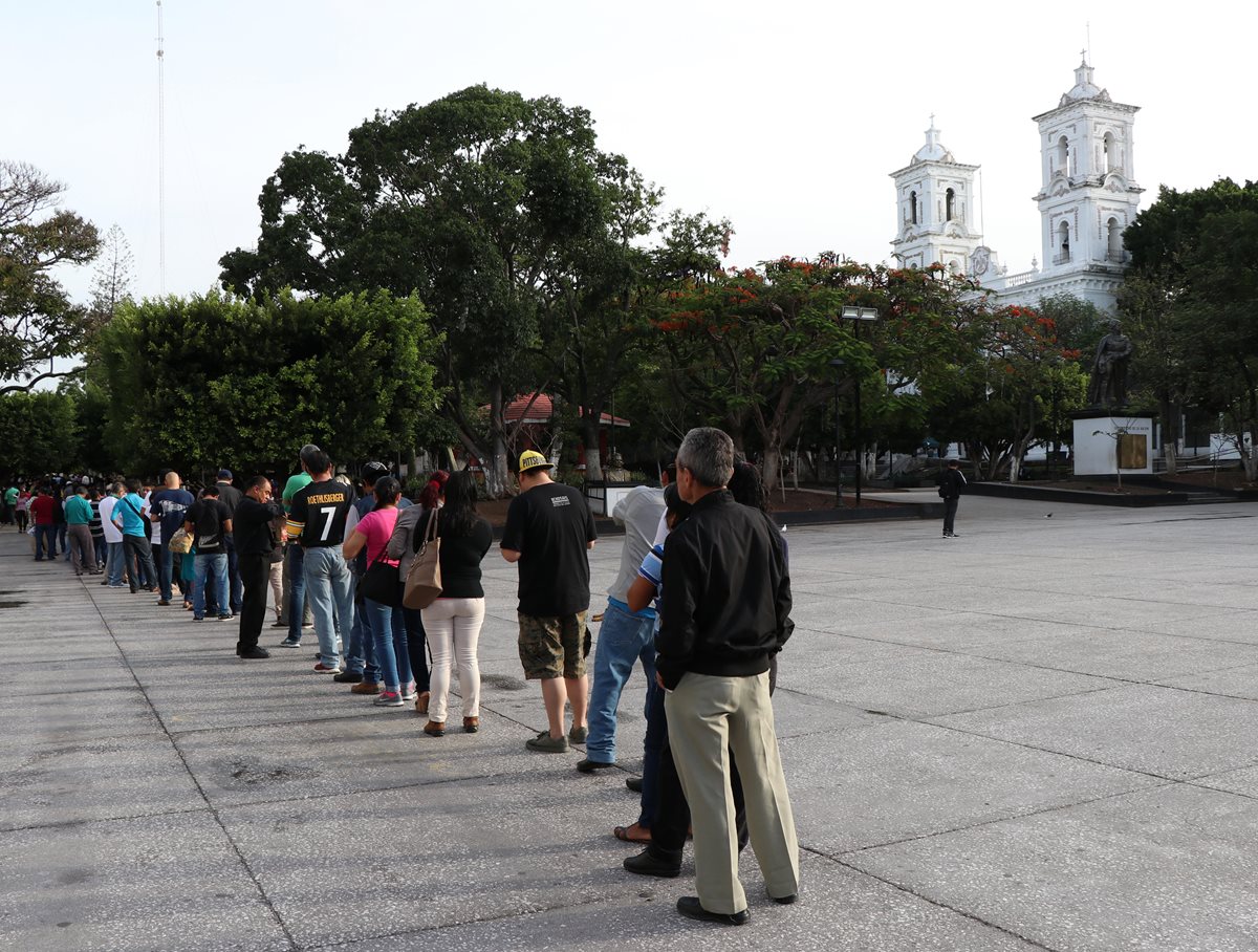 Decenas de personas acuden a los puestos de votación. Unos 89 millones mexicanos están en el censo electoral. (Foto Prensa Libre: EFE)