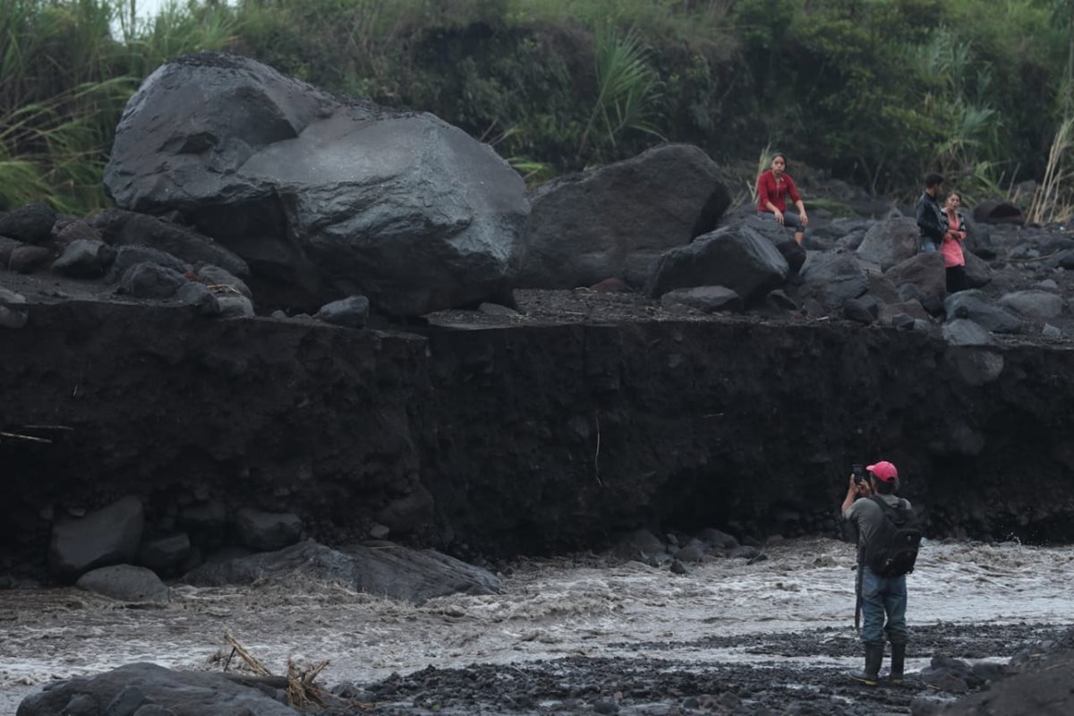 Algunas rocas que han sido arrastradas por el río miden más de metro y medio.